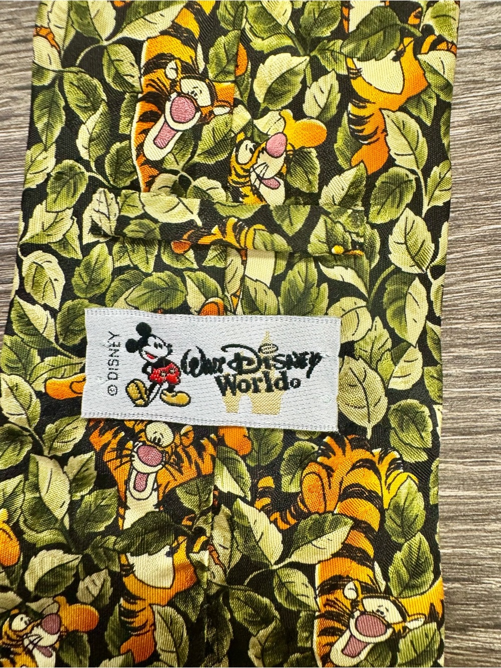 Vintage Walt Disney World Tigger 100% Silk Green Leaf Necktie Italy - Picture 4 of 4